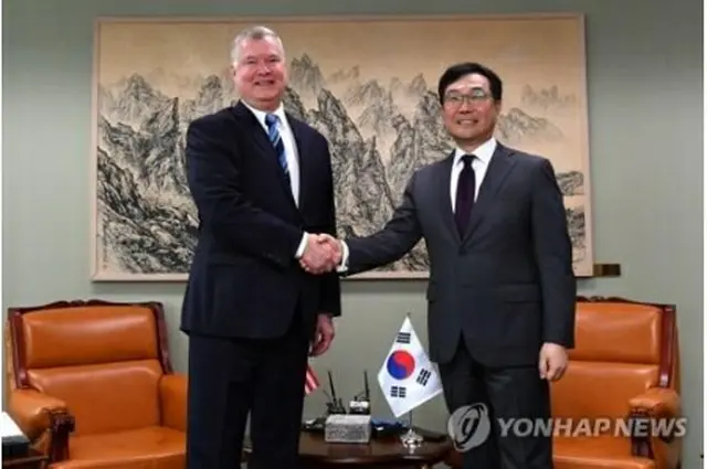 ６月２８日、ソウルの外交部庁舎で会談する李氏（右）とビーガン氏＝（聯合ニュース）