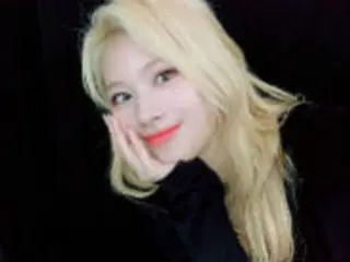 「TWICE」サナ、金髪＋ピンク色リップで美貌発揮