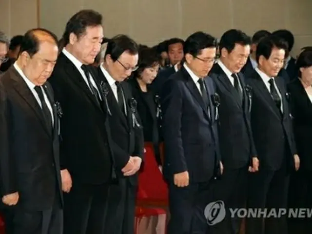 国立ソウル顕忠院で行われた金元大統領の追悼式で黙とうをささげる文喜相（ムン・ヒサン）国会議長（左端）や李洛淵（イ・ナクヨン）首相（左端から２人目）ら＝１８日、ソウル（聯合ニュース）