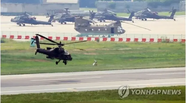 米軍主導の韓米連合軍が持つ有事作戦統制権の韓国軍への移管に向けた下半期の韓米合同軍事演習の模様。写真はソウル南方の京畿道・平沢にある在韓米軍基地キャンプ・ハンフリーから離陸する攻撃ヘリコプターAH64（ア