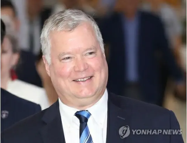 明るい表情で韓国入りしたビーガン氏＝２０日、ソウル（聯合ニュース）