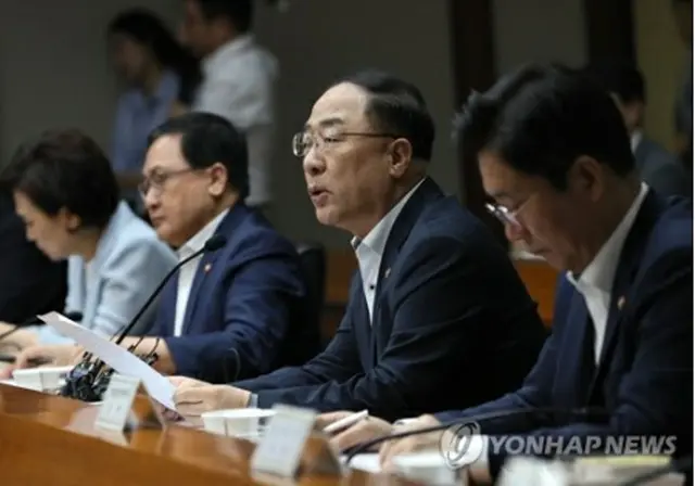 会議の冒頭で発言する洪経済副首相（右から２人目）＝２１日、ソウル（聯合ニュース）