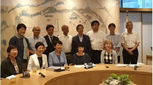 ソウル市庁を訪れた日本の市民団体会員と記念撮影する朴市長（後列右から4人目）＝（聯合ニュース）