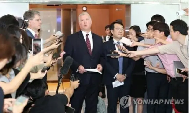 会談後、記者団の取材に応じる李氏（右）とビーガン氏＝21日、ソウル（聯合ニュース）