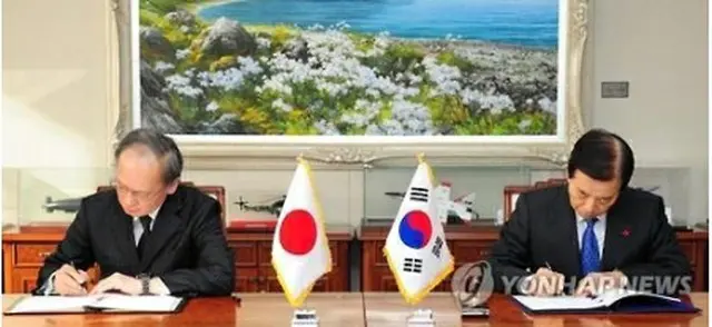２０１６年１１月２３日、ソウルでＧＳＯＭＩＡに署名する韓民求（ハン・ミング）国防部長官（当時、右）と長嶺安政・駐韓日本大使（同部提供）＝（聯合ニュース）≪転載・転用禁止≫