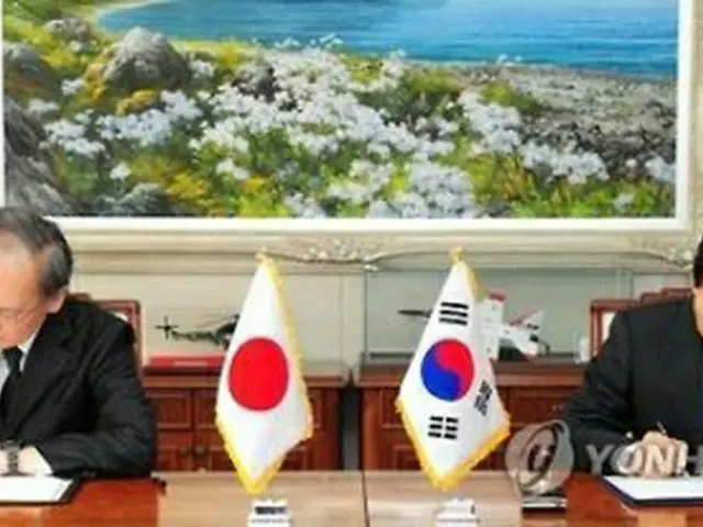 ２０１６年１１月２３日、ソウルでＧＳＯＭＩＡに署名する韓民求（ハン・ミング）国防部長官（当時、右）と長嶺安政・駐韓日本大使（同部提供）＝（聯合ニュース）≪転載・転用禁止≫