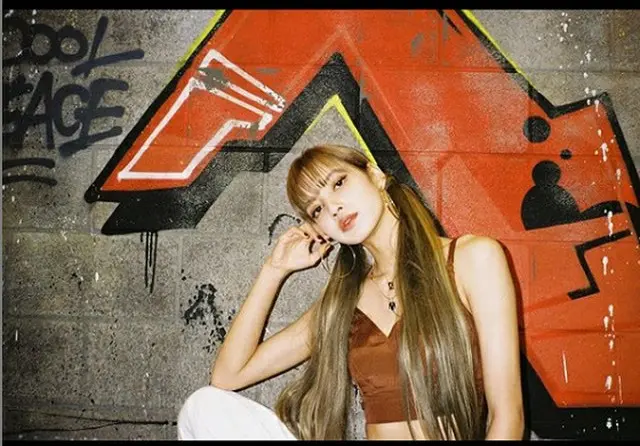 ガールズグループ「BLACKPINK」のLISA（リサ）が、魅力的なビジュアルでファンに近況を伝えた。（提供:OSEN）