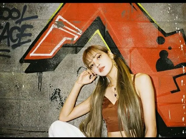 ガールズグループ「BLACKPINK」のLISA（リサ）が、魅力的なビジュアルでファンに近況を伝えた。（提供:OSEN）