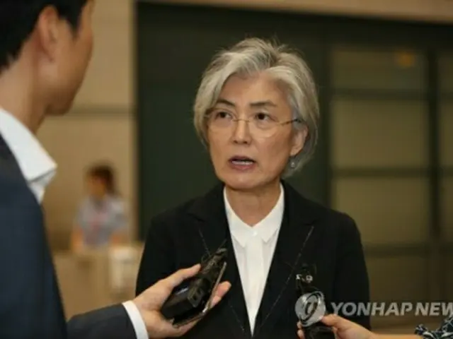 仁川空港で取材に応じる康京和長官＝２２日、仁川（聯合ニュース）