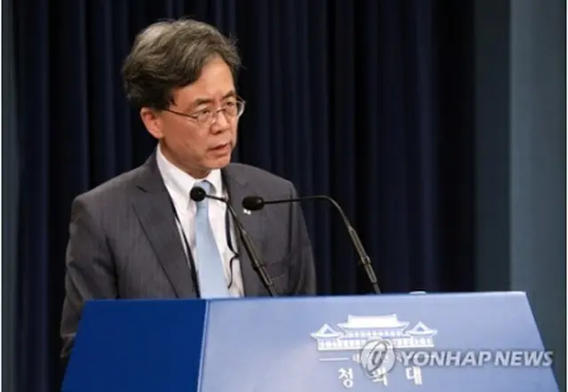 会見を行う金鉉宗・青瓦台国家安保室第2次長＝23日、ソウル（聯合ニュース）