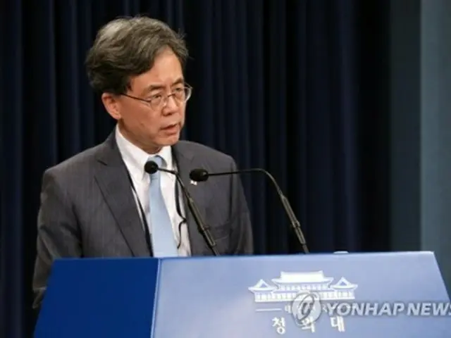 会見を行う金鉉宗・青瓦台国家安保室第2次長＝23日、ソウル（聯合ニュース）