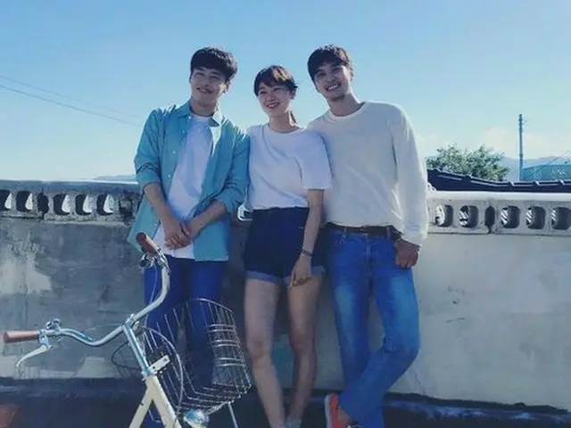韓国女優のコン・ヒョジンが、俳優カン・ハヌル＆キム・ジソクと共演するドラマ「椿咲く頃」のさわやかな現場を公開した。（写真提供:OSEN）