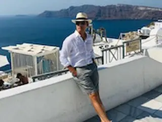 俳優イ・ビョンホン、サントリーニでゆったりとしたポーズ...「格好良さ」爆発