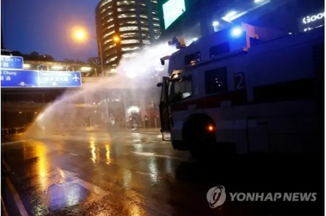 香港の抗議デモが激しさを増し、香港当局は放水車を投入した＝（ロイター＝聯合ニュース）