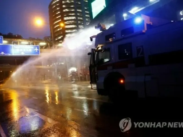 香港の抗議デモが激しさを増し、香港当局は放水車を投入した＝（ロイター＝聯合ニュース）