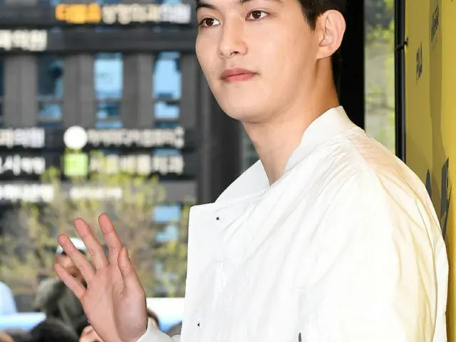 軍服務中の男性バンド「CNBLUE」メンバー＝イ・ジョンヒョンの近況が女性ユーチューバー兼BJパク・ミンジョンのSNSで捉えられ、話題となっている。（提供:OSEN）
