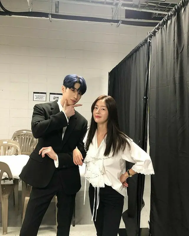 韓国ガールズグループ「Secret」元メンバーのハン・ソナが、実の弟である「X1」のハン・スンウとのツーショットを公開して話題になっている。（写真提供:OSEN）