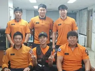 【トピック】「東方神起」ユンホ、消防隊員との爽やかな笑顔の写真が話題