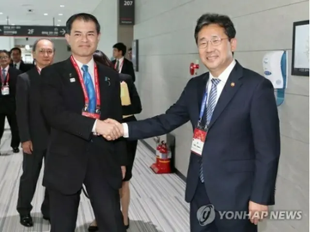 会談に先立ち握手を交わす朴良雨氏（右）と柴山昌彦氏＝２９日、仁川（聯合ニュース）