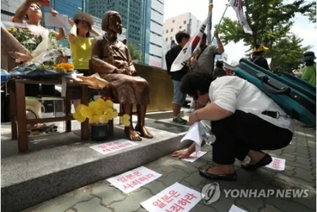 釜山の日本総領事館前に設置されている少女像（資料写真）＝（聯合ニュース）