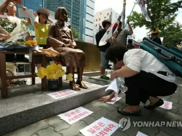釜山の日本総領事館前に設置されている少女像（資料写真）＝（聯合ニュース）