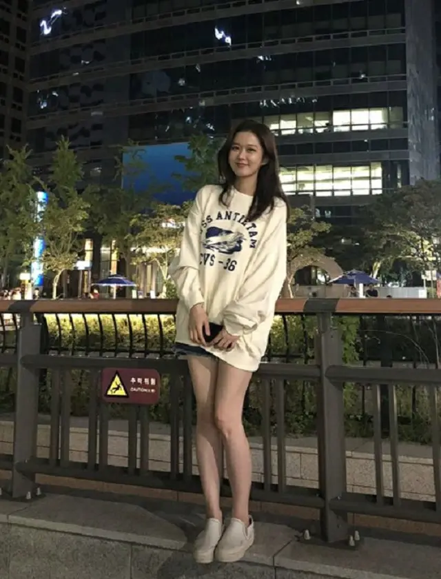 女優チャン・ナラが、最強の童顔美と脚線美を披露した。（提供:OSEN）