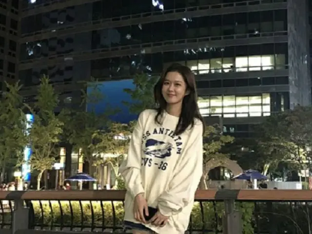 女優チャン・ナラが、最強の童顔美と脚線美を披露した。（提供:OSEN）