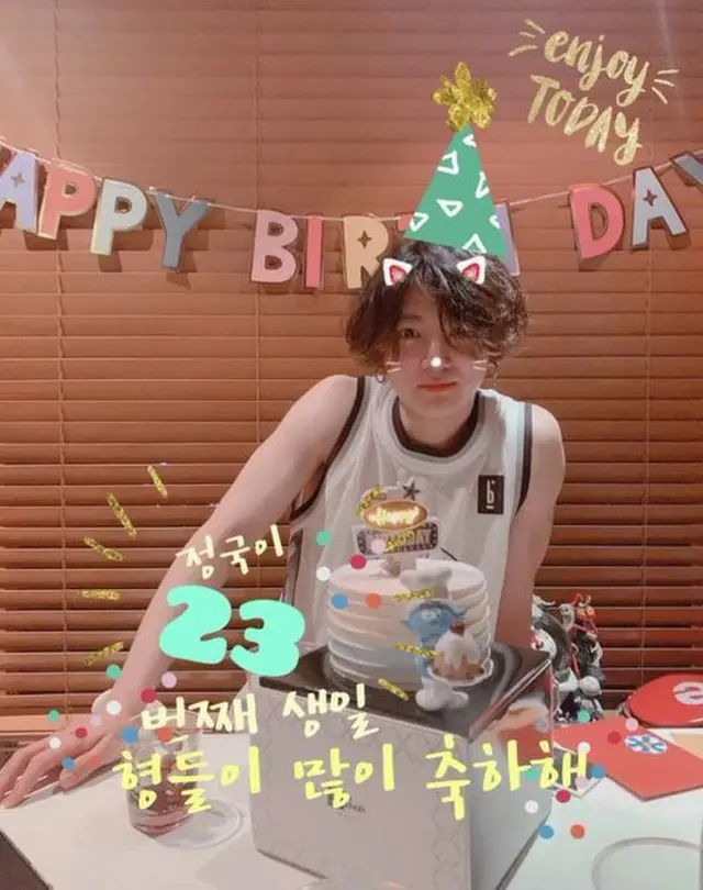 韓国アイドルグループ「防弾少年団（BTS）」JUNG KOOK（ジョングク）がメンバーらの愛をたっぷり受けながら誕生日を満喫した。（提供:OSEN）