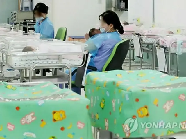 ソウル市内の病院の新生児室。韓国の2018年の合計特殊出生率は1．0を割り込んだ＝（聯合ニュース）