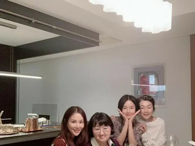 韓国女優コ・ソヨンが、後輩女優イ・ジョンヒョンの新居を訪問した様子を公開した。 （写真提供:OSEN）