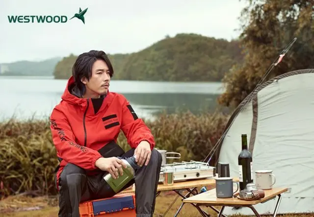 韓国俳優チャン・ヒョクが、変化する季節の中で重厚な男性美あふれるグラビアを公開して話題になっている。（写真提供:OSEN）