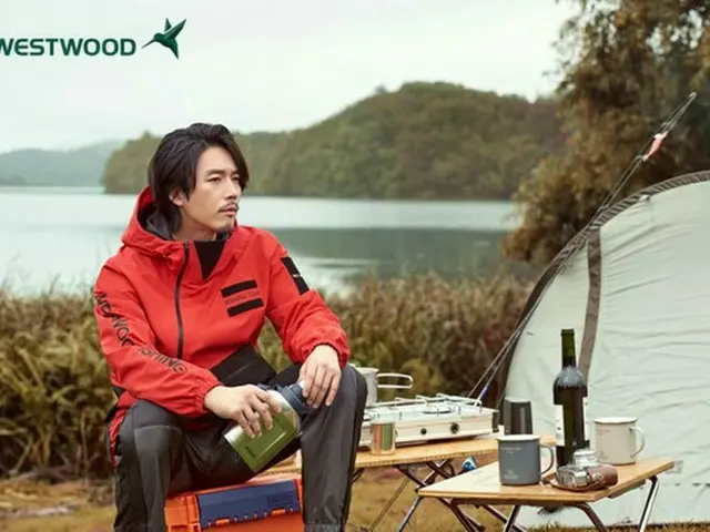 韓国俳優チャン・ヒョクが、変化する季節の中で重厚な男性美あふれるグラビアを公開して話題になっている。（写真提供:OSEN）
