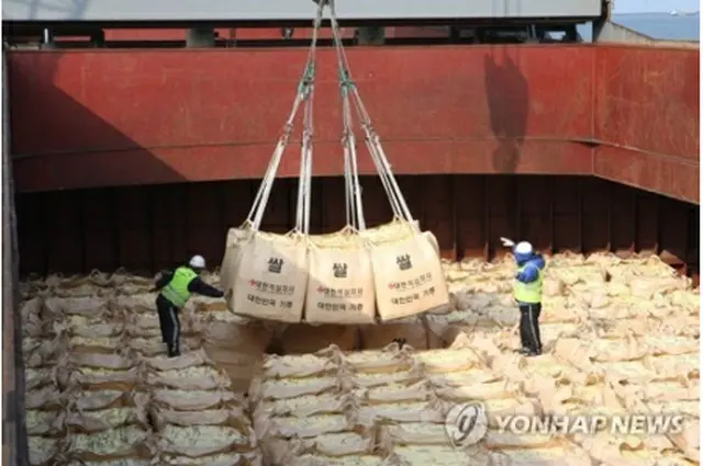 ２０１０年１０月、北朝鮮に送るため韓国の群山港で船積みされたコメ。韓国は水害支援のため北朝鮮にコメを無償支援した（資料写真）＝（聯合ニュース）