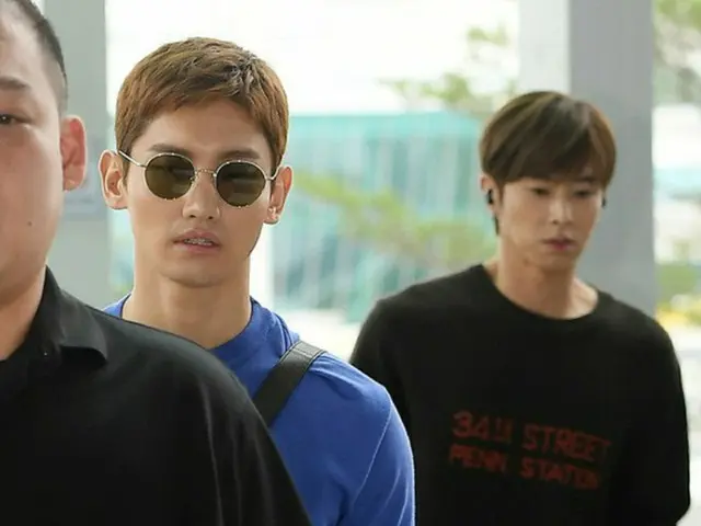「東方神起」ユンホ＆チャンミン、カリスマ炸裂で空港をランウェイに（写真提供:OSEN）