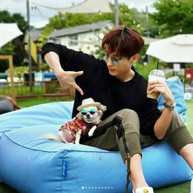 俳優イ・ジュンギ、愛犬と遊ぶ姿が少年のようだと話題（写真提供:OSEN）