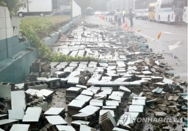 台風に伴う強風によって倒れた仁川市内にある建物の壁＝７日、仁川（聯合ニュース）