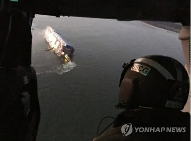 転覆した自動車運搬船（米沿岸警備隊ツイッターより）＝（聯合ニュース）
