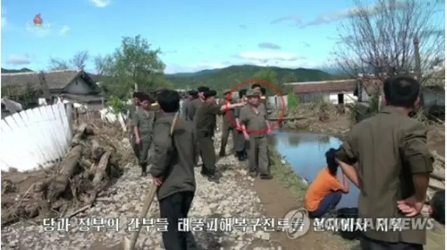 高官が台風の被災地に派遣されたことを報じる朝鮮中央テレビの映像。呉秀容（オ・スヨン）朝鮮労働党副委員長（丸囲み）が関係者の説明を聞いている＝（聯合ニュース）≪転載・転用禁止≫