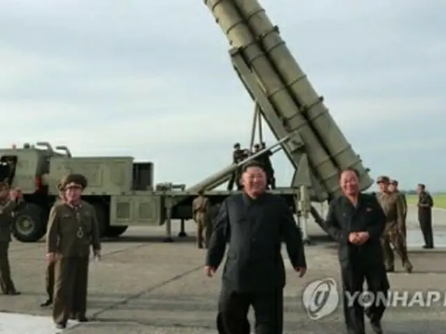 朝鮮中央テレビは８月２５日、金正恩（キム・ジョンウン）国務委員長（朝鮮労働党委員長）の立ち会いの下、超大型放射砲の発射実験を行ったと報じた＝（聯合ニュース）≪転載・転用禁止≫