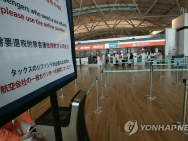 日本旅行を控える動きが広がっていることから、仁川国際空港の搭乗手続きカウンターは日本便の手続き時間中も比較的閑散としている＝（聯合ニュース）