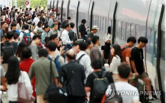 ソウル駅で列車に乗り込む乗客＝１１日、ソウル（聯合ニュース）