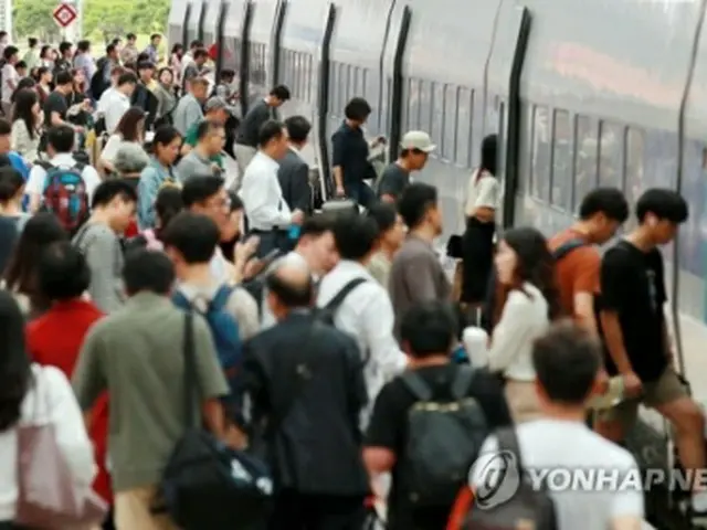 ソウル駅で列車に乗り込む乗客＝１１日、ソウル（聯合ニュース）