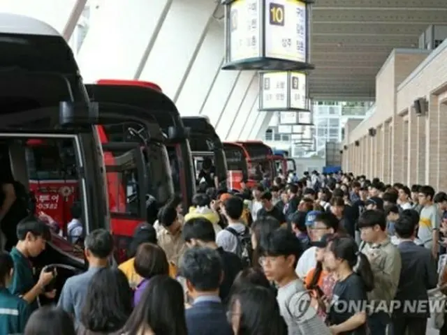 帰省客で混雑するソウルの高速バスターミナル＝12日、ソウル（聯合ニュース）
