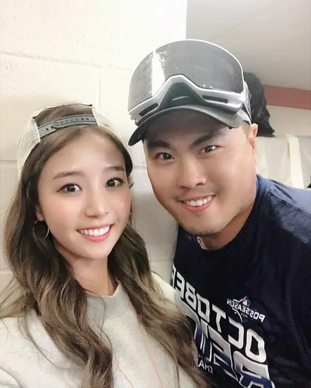 ドジャース地区優勝にリュ・ヒョンジンも歓喜！ペ・ジヒョン夫人と共に記念写真（画像:OSEN）