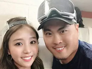 ドジャース地区優勝にリュ・ヒョンジンも歓喜！ペ・ジヒョン夫人と共に記念写真