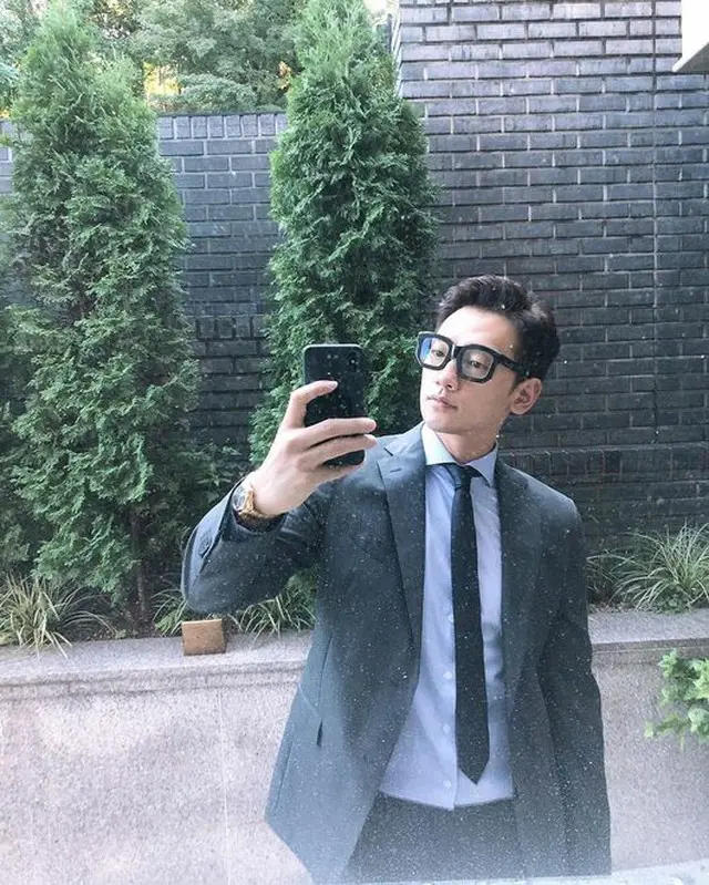 Rain(ピ)、スーツ姿で秋夕メッセージ 「ハッピーチュソク」（画像:OSEN）