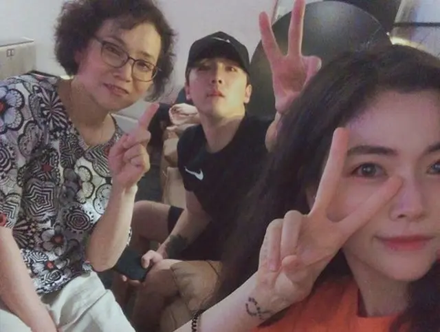 韓国バンド「FTISLAND」メンバーのイ・ホンギが、家族との団らんの様子を公開した。（写真提供:OSEN）