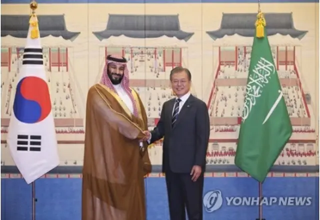 今年６月、文大統領（右）は韓国を初訪問したムハンマド皇太子と青瓦台で会談した＝（聯合ニュース）