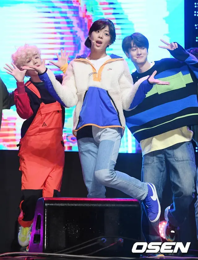 「TEEN TEEN」、ミニアルバム発売記念ショーケースで”爽やかステージ”披露（画像:OSEN）