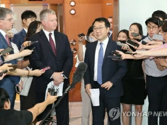 ８月２１日に行われたソウルでの会談後、取材に応じる李氏（中央右）とビーガン氏＝（聯合ニュース）